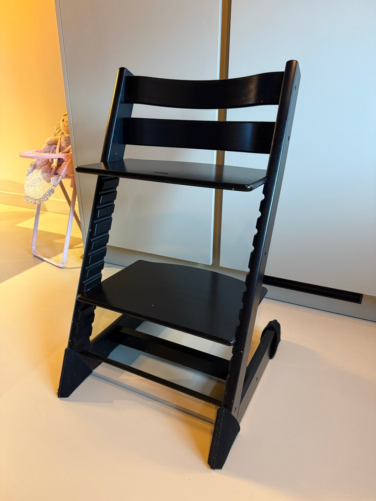 Stokke Tripp Trapp Zwart met vloerbeschermers, Ophalen, Zo goed als nieuw, Meegroeistoel