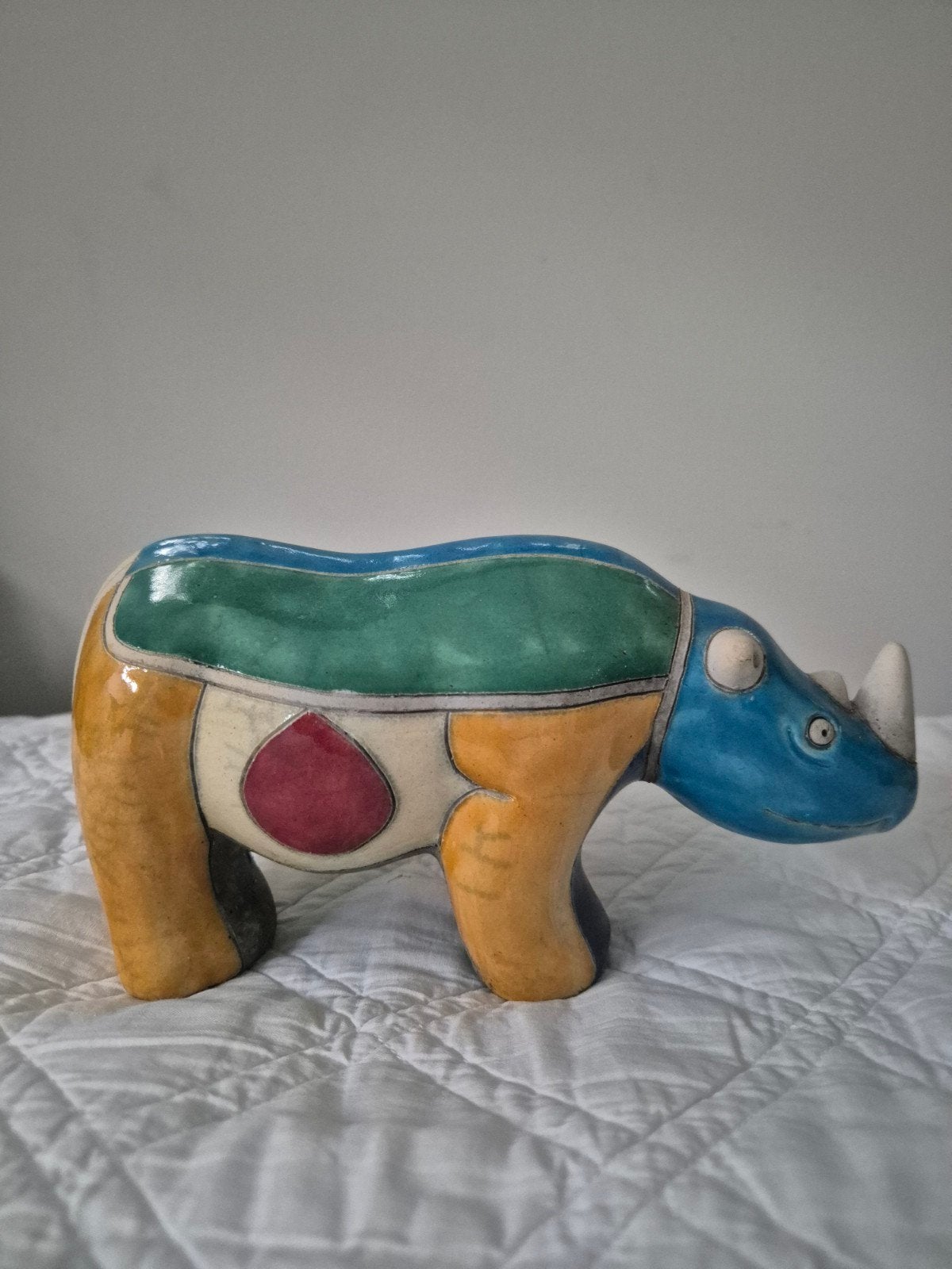 Kleurrijke Afrikaanse keramieken neushoorn, Antiek en Kunst, Handgemaakt, Steen/keramiek, Afrika, Ophalen of Verzenden