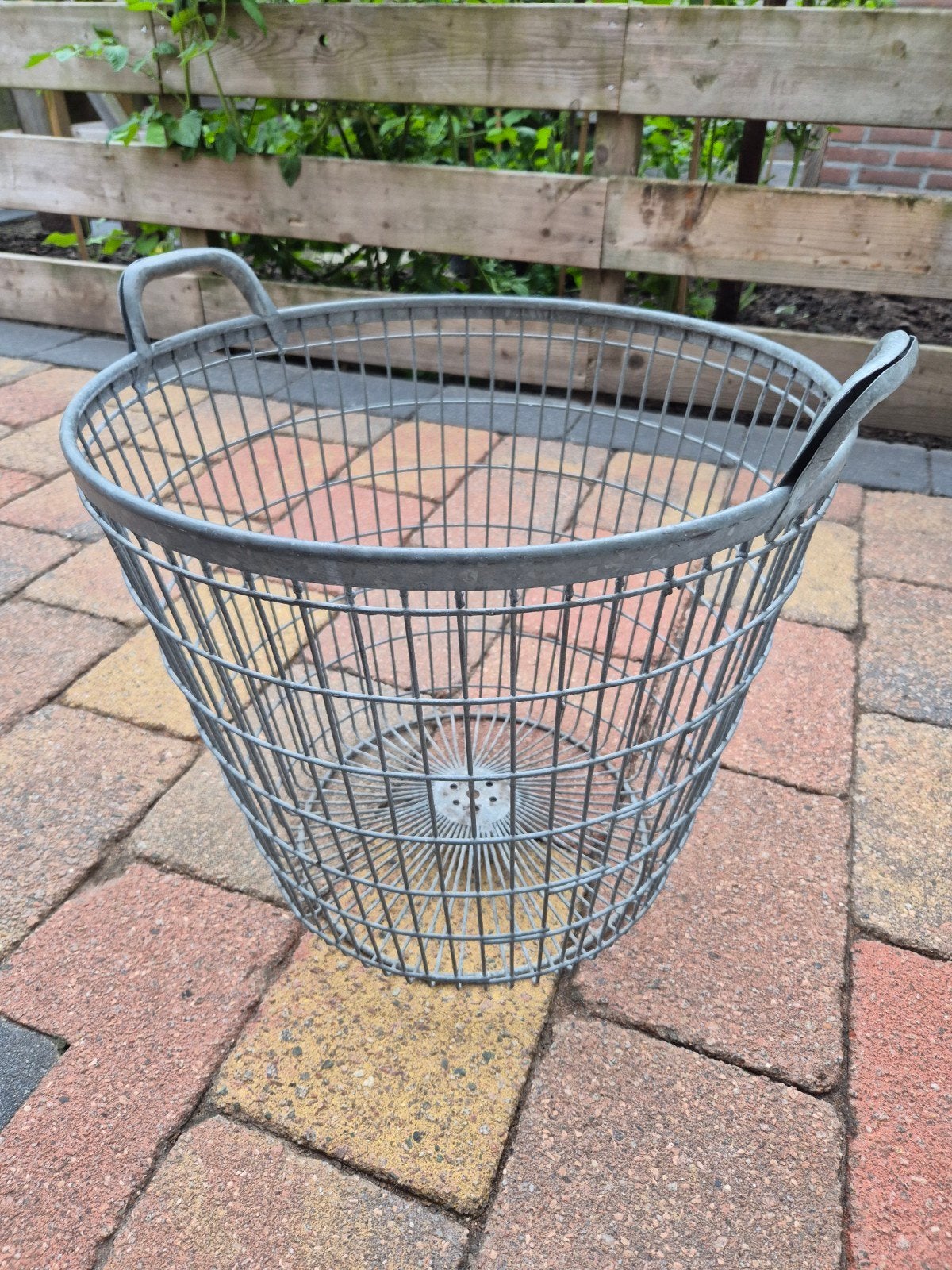 Vintage metalen aardappelmand bieden, Ophalen