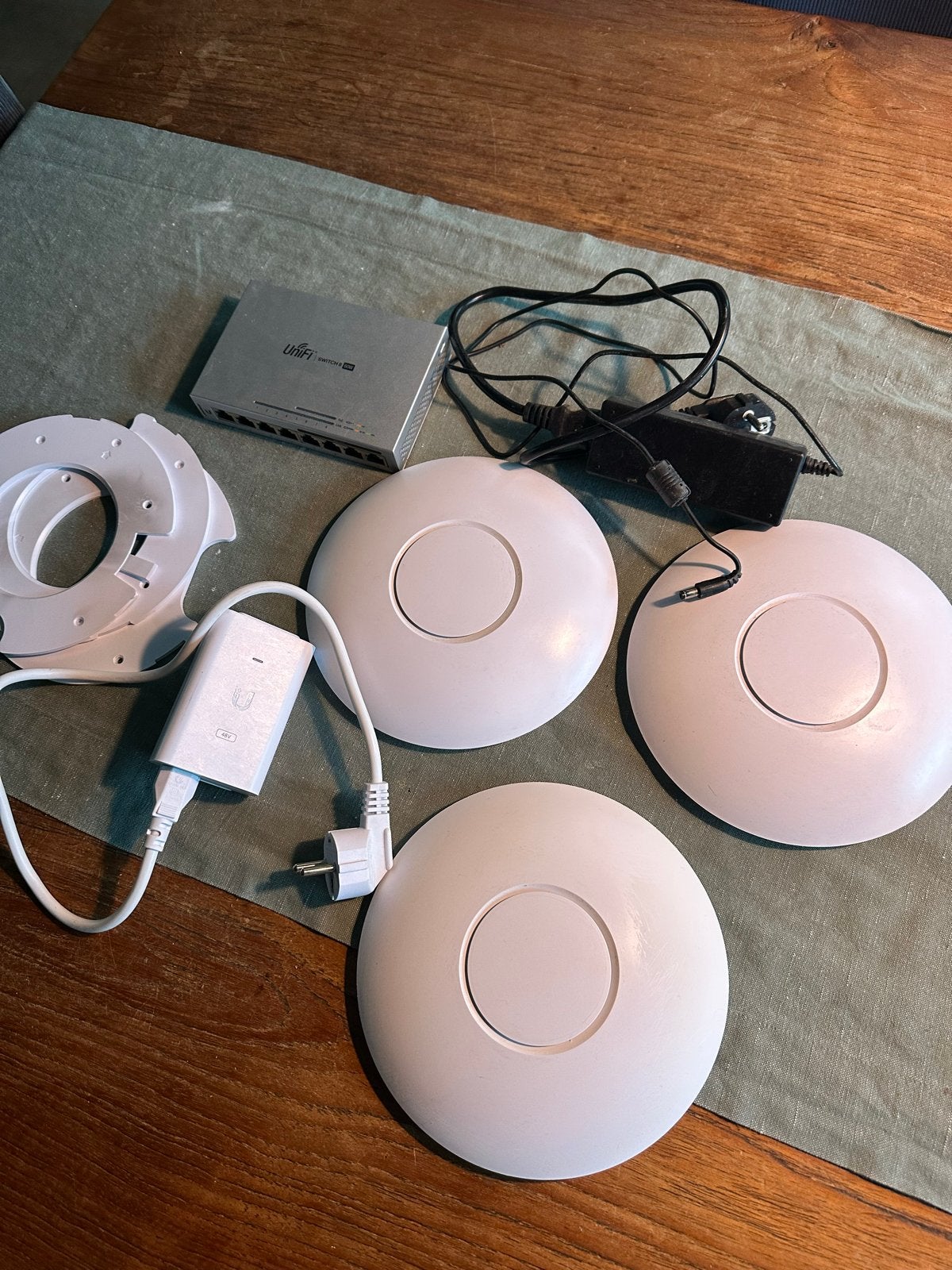 Ubiquiti UniFi set: 3x AP AC Pro Switch 8 60W POE injector, Computers en Software, Ophalen, Gebruikt