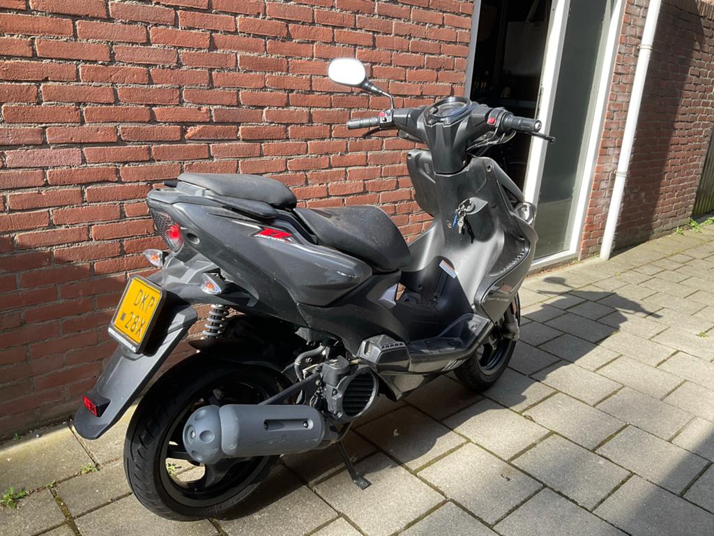 Yamaha Aerox 4T 45 KM - Matgrijs Scooter, Fietsen en Brommers, Scooters | Yamaha, Ophalen, Gebruikt, Aerox, Maximaal 45 km/u