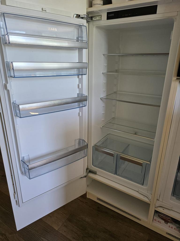 Koelkast AEG inbouw (hoogte 124cm, Witgoed en Apparatuur, Koelkasten en IJskasten, Ophalen, Zonder vriesvak, 200 liter of meer