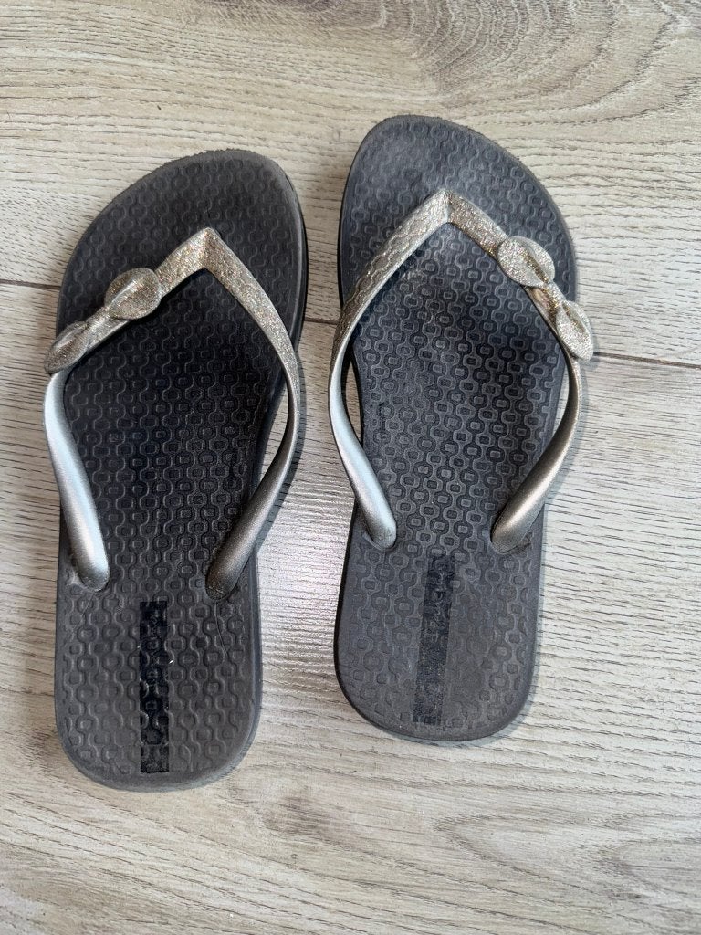 Slippers teenslippers 35 36 strikjes zilver grijs, Gebruikt, Overige typen, Verzenden, Meisje