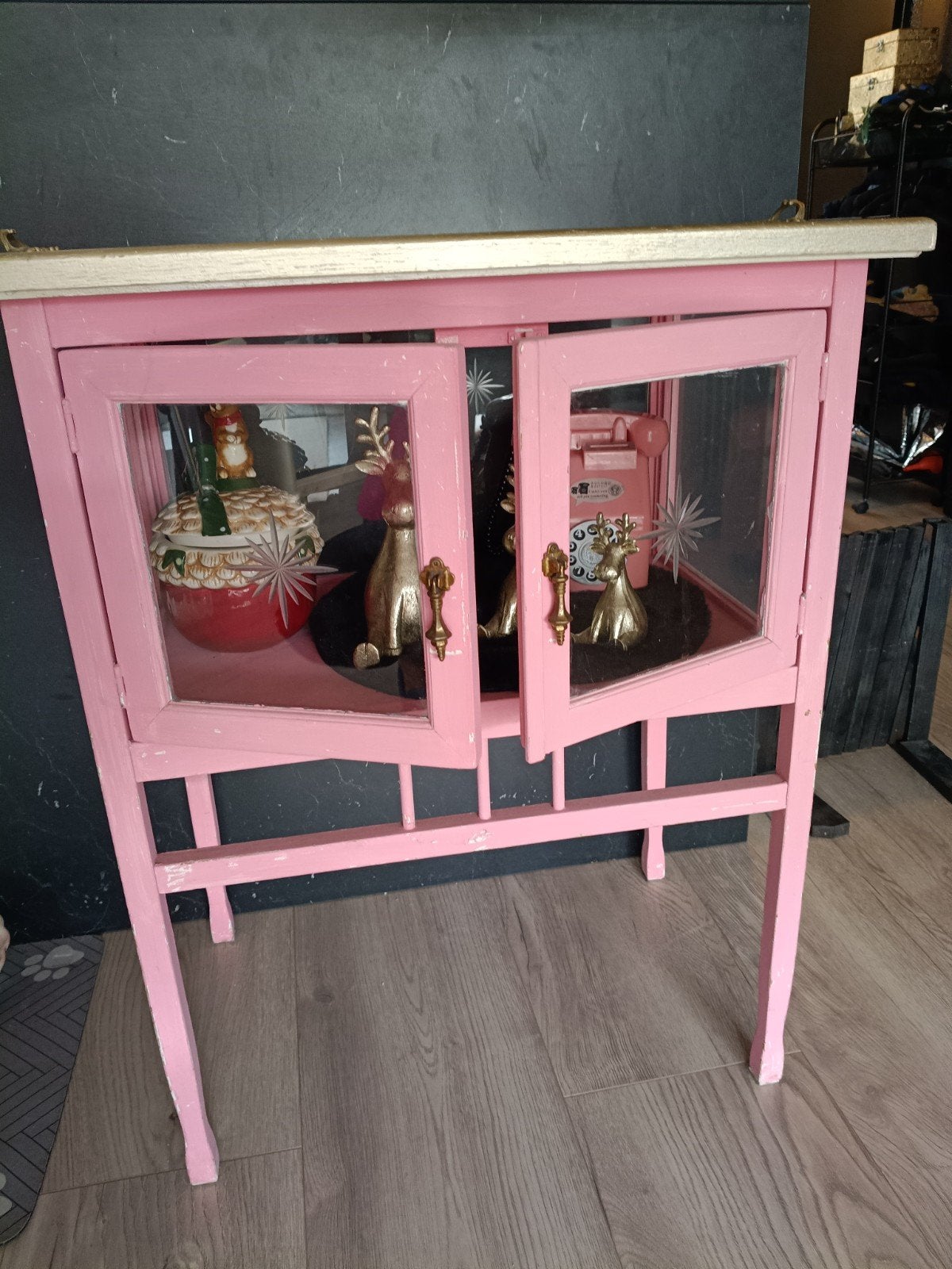 Roze vintage kastje met glazen deurtjes, Ophalen
