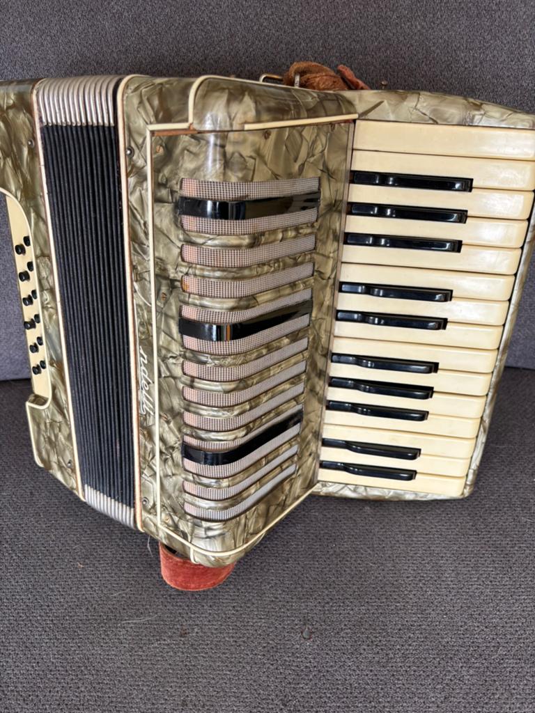 Accordeon, Muziek en Instrumenten, Accordeons, Overige merken, Gebruikt, Overige formaten, Met koffer
