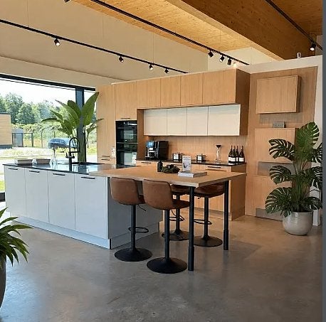 Hoogwaardige showroomkeuken sterk afgeprijsd!, Ophalen, Nieuw, Graniet of Steen, Hoekkeuken