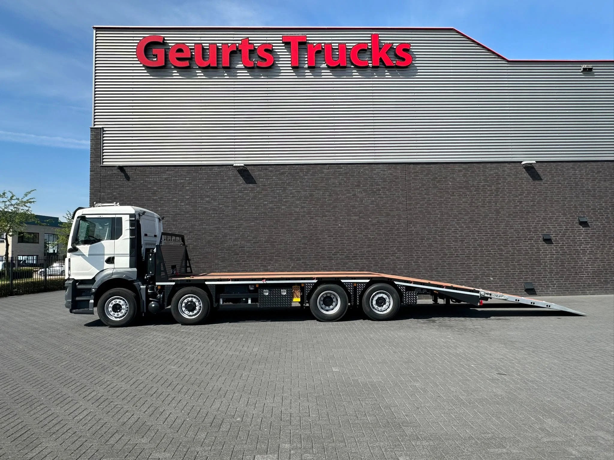 MAN TGS 35.520 8X2 OPRIJWAGEN/MACHINE TRANSPORTER/PLATEAU/, Automaat, Euro 6, MAN, Wit