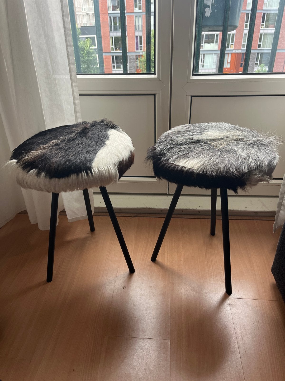 Set van 2 krukjes met dierenvacht, Huis en Inrichting, Krukjes, Ophalen, Zo goed als nieuw, Overige materialen