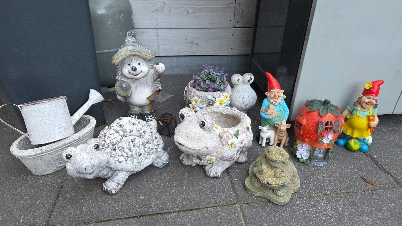 Leuke Tuindecoratie Set: 8 Beeldjes, Potje en Gieter, Ophalen, Gebruikt, Steen, Dierenbeeld
