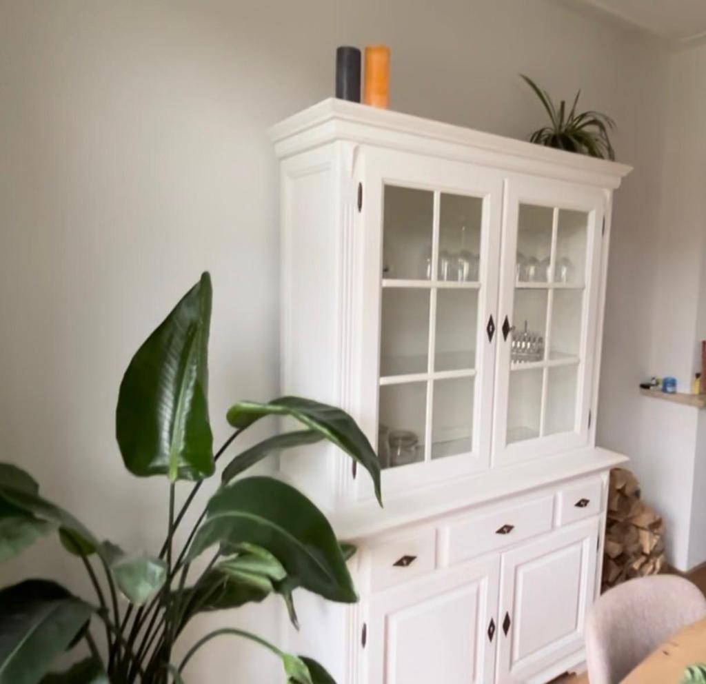 Gratis witte buffetkast met bovenlamp - opknapper, Huis en Inrichting, Kasten | Buffetkasten, Ophalen, Gebruikt, 100 tot 150 cm