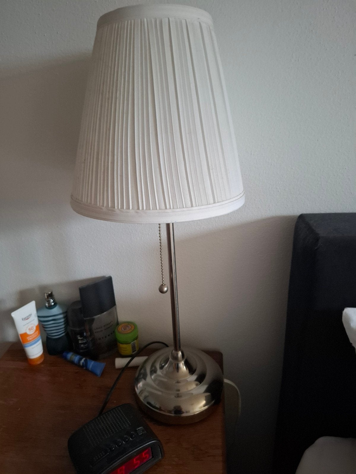 wegens emigratie te koop 2 witte bedlampjes, Ophalen