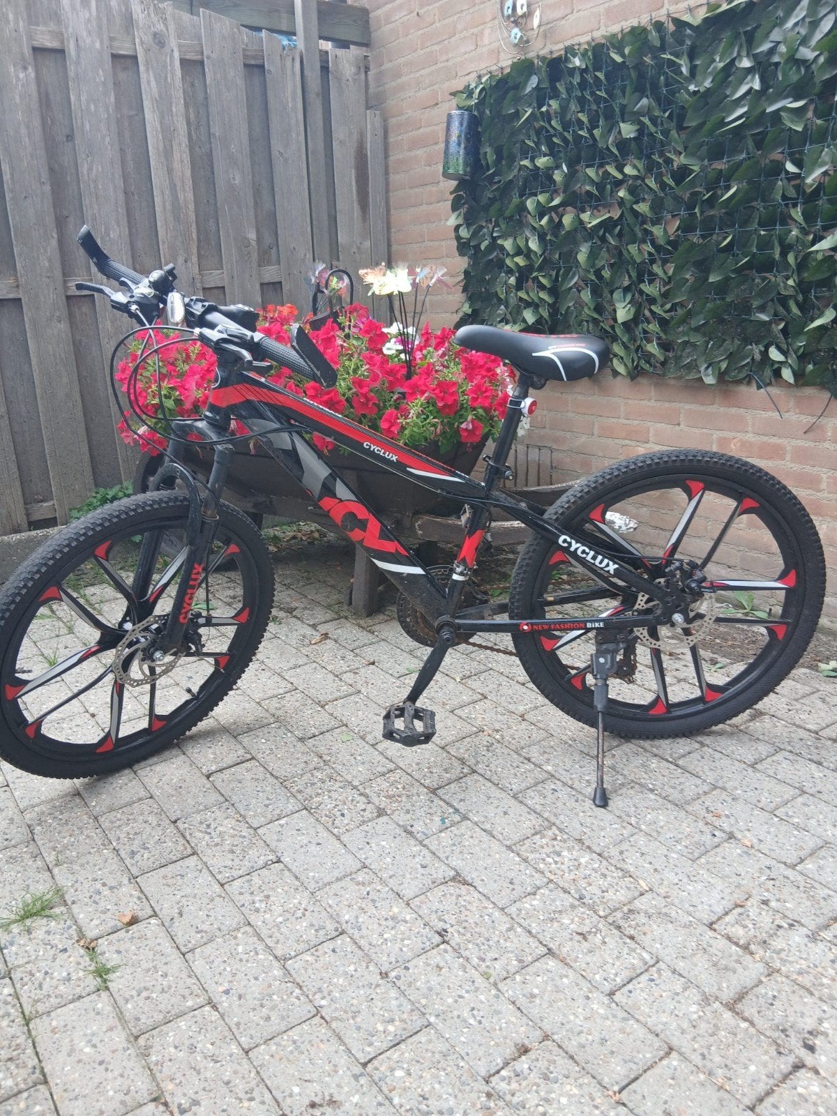 Stoere Jongensfiets met Sterwielen - Zwart/Rood, Fietsen en Brommers, Ophalen of Verzenden