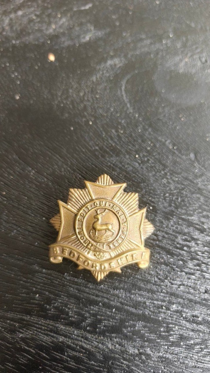 Originele WW1 capbadge The Bedfordshire Regiment., Ophalen of Verzenden, Landmacht, Engeland, Embleem of Badge