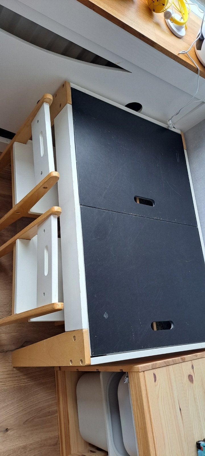 Houten speeltafel met opbergruimte en stoeltjes, Ophalen, Gebruikt