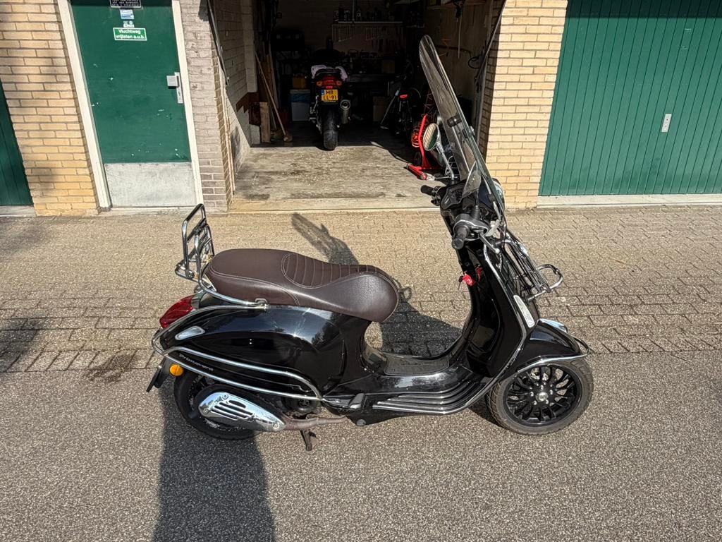 Vespa Primavera touring snor, Fietsen en Brommers, Ophalen of Verzenden, Zo goed als nieuw, Benzine, Vespa