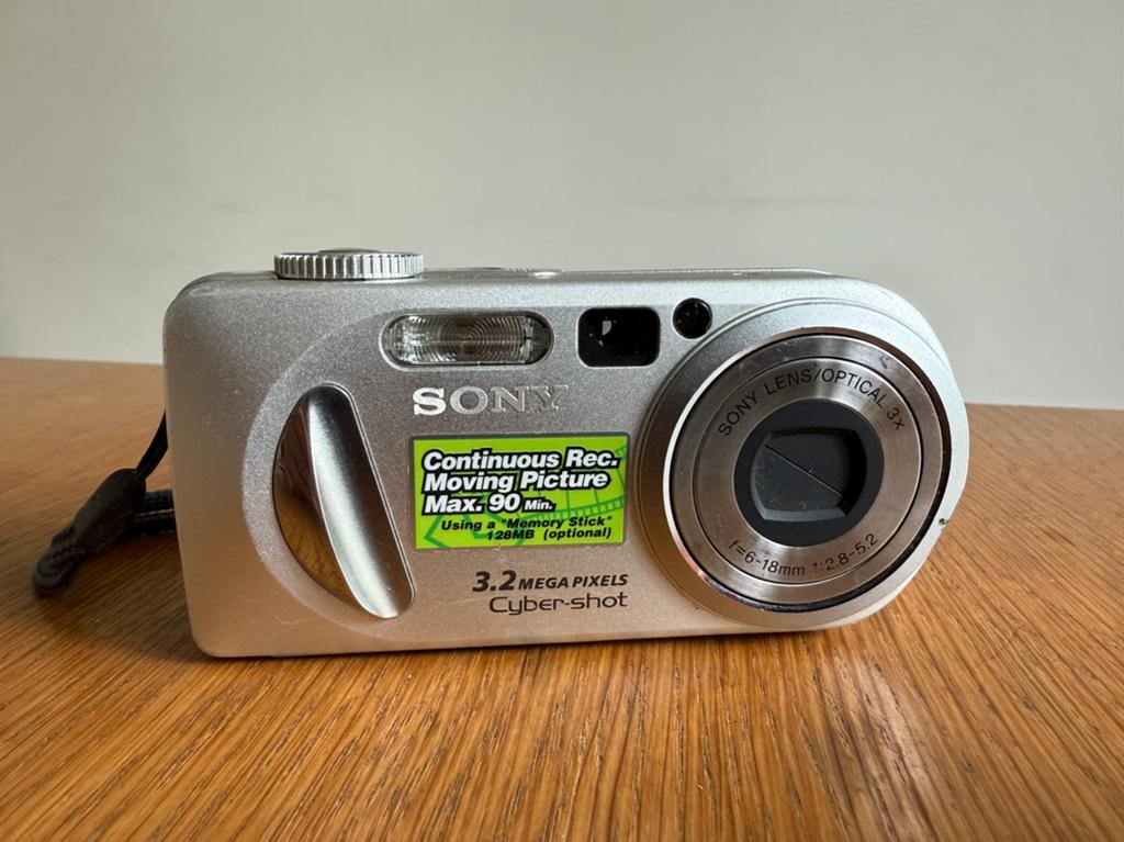 Sony Cyber-shot DSC-P8 digitale camera - 3,2 megapixel, Audio, Tv en Foto, Fotocamera's Digitaal, Compact, Ophalen of Verzenden