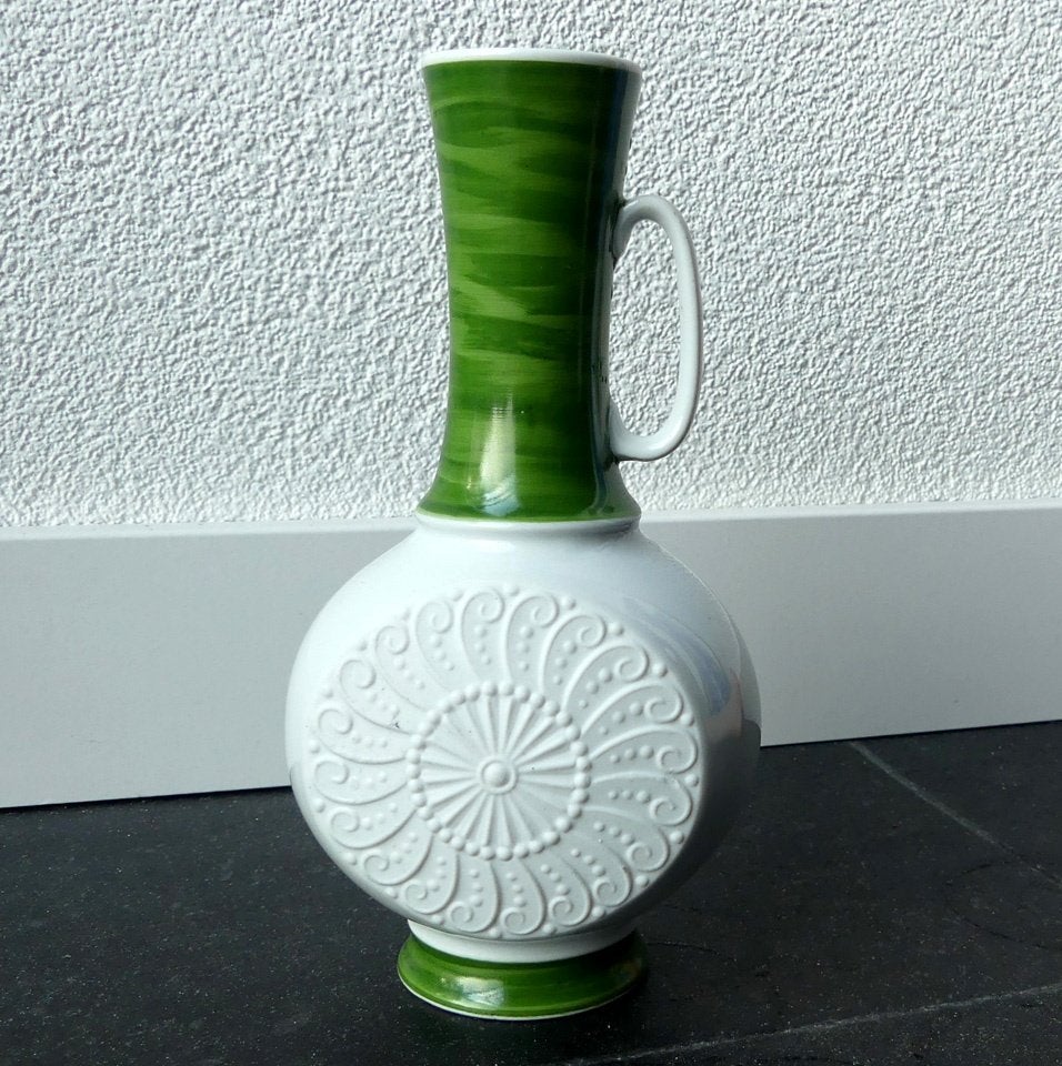 Royal KPM vintage vaasje porselein wit groen reliëfdecor, Huis en Inrichting, Wit, Ophalen of Verzenden, Zo goed als nieuw, 20 cm