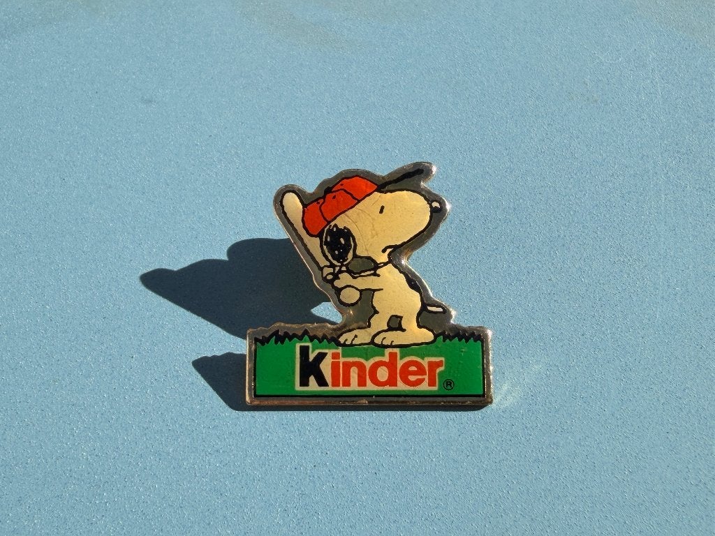 Vintage Kinder reverspin van Snoopy als Honkbalspeler, Verzamelen, Ophalen of Verzenden, Gebruikt, Figuurtje, Speldje of Pin