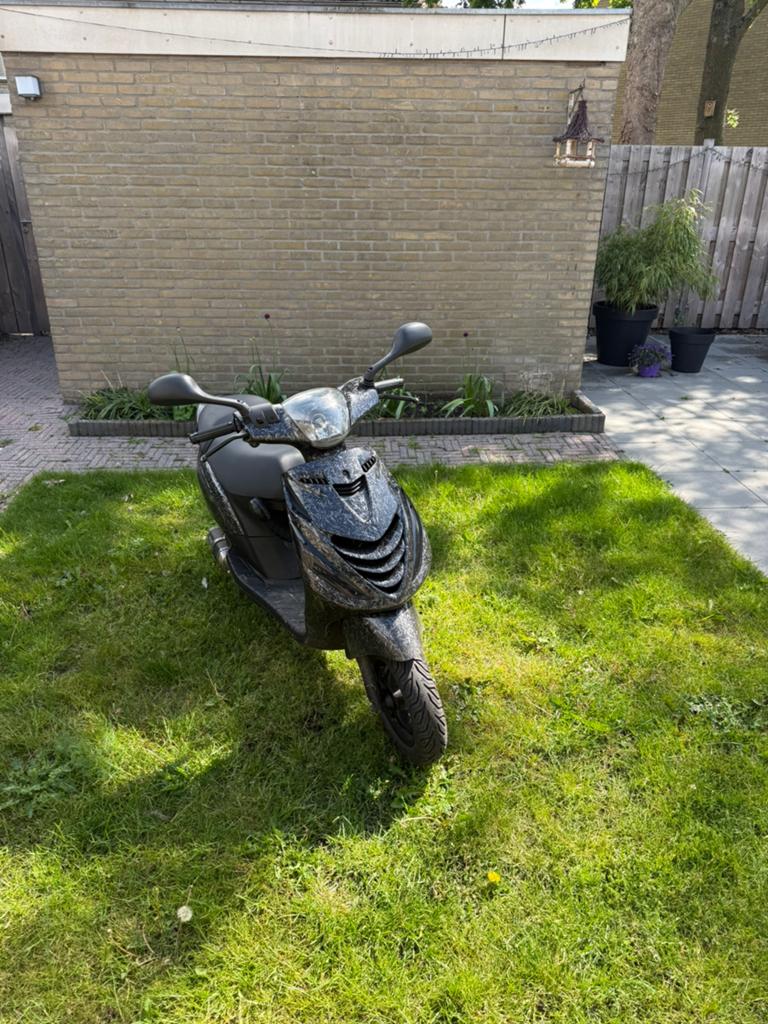 Zip 50cc 4 takt (geel kenteken), Maximaal 45 km/u, Ophalen of Verzenden, Zo goed als nieuw, Benzine