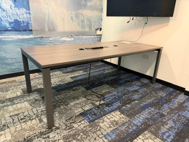 Steelcase Tafel/vergadertafel met stopcontact, Gebruikt, Spaanplaat of MDF, 100 cm, Bruin