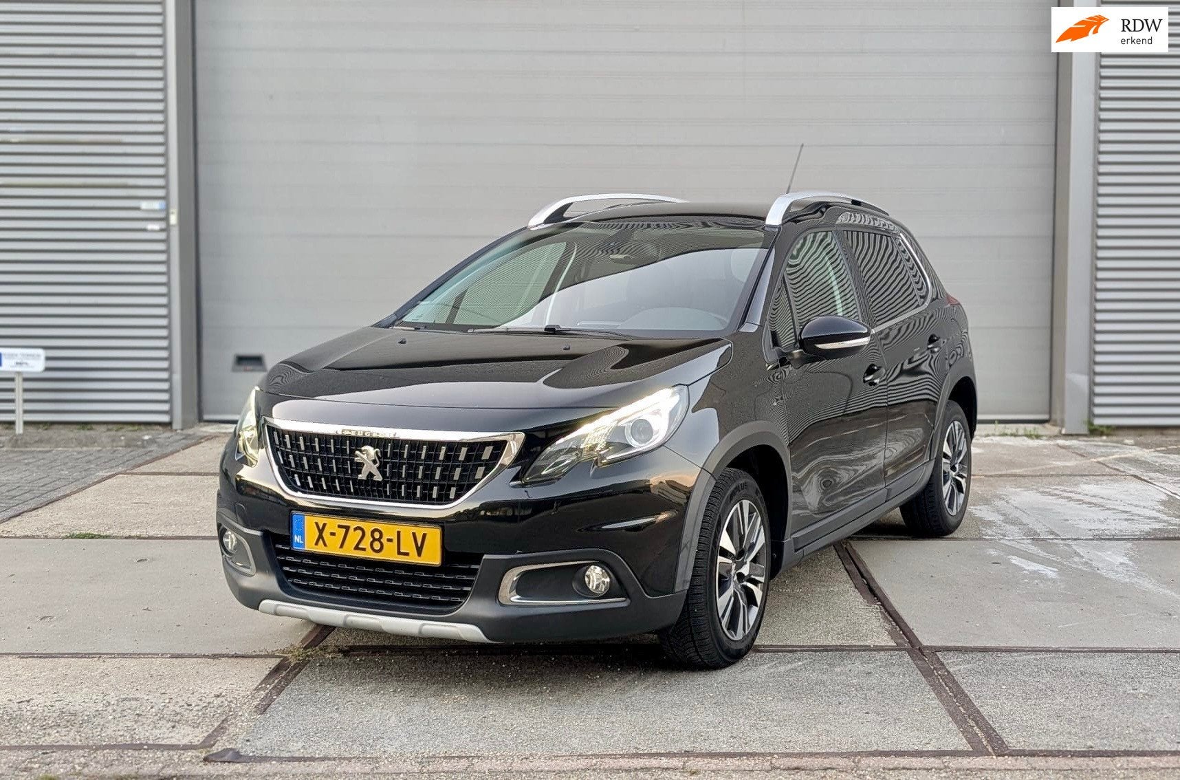 Peugeot 2008 1.2 PureTech Blue Lion Automaat l Leder 2018, Euro 6, 1199 cc, 1165 kg, Zwart