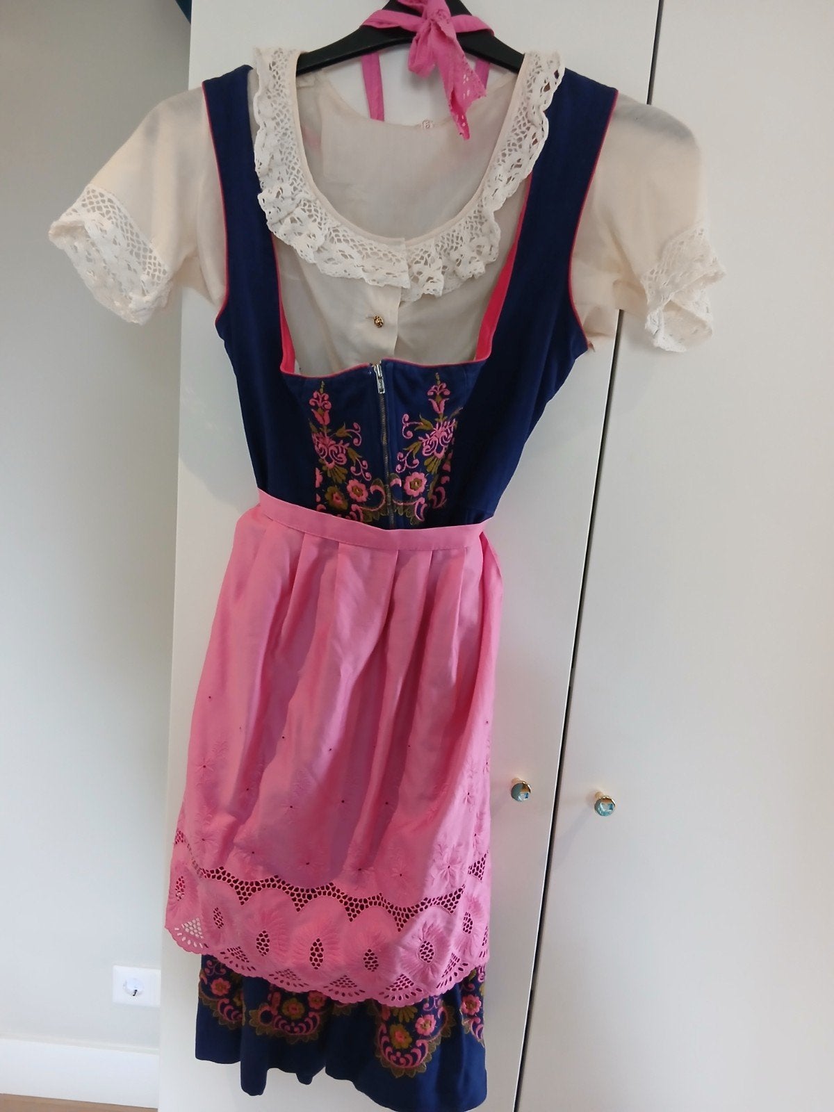 Dirndl jurk maat 36 met borduursels en roze schort, Kleding | Dames, Meerkleurig, Knielengte, Ophalen, Maat 38/40 (M)