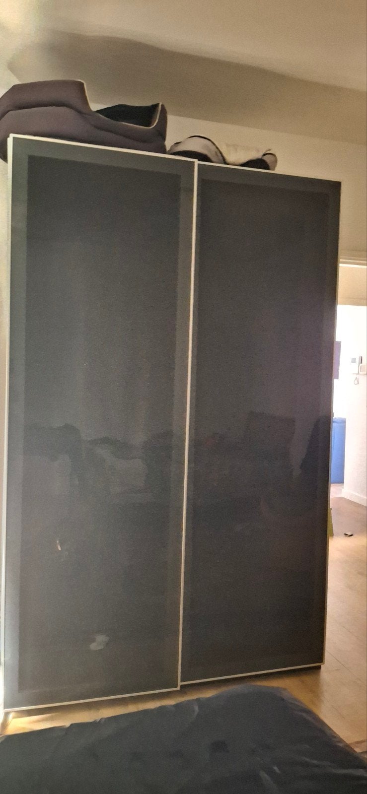 Grote kledingkast met zwarte glazen schuifdeuren, Ophalen, Met deur(en), Gebruikt, 100 tot 150 cm