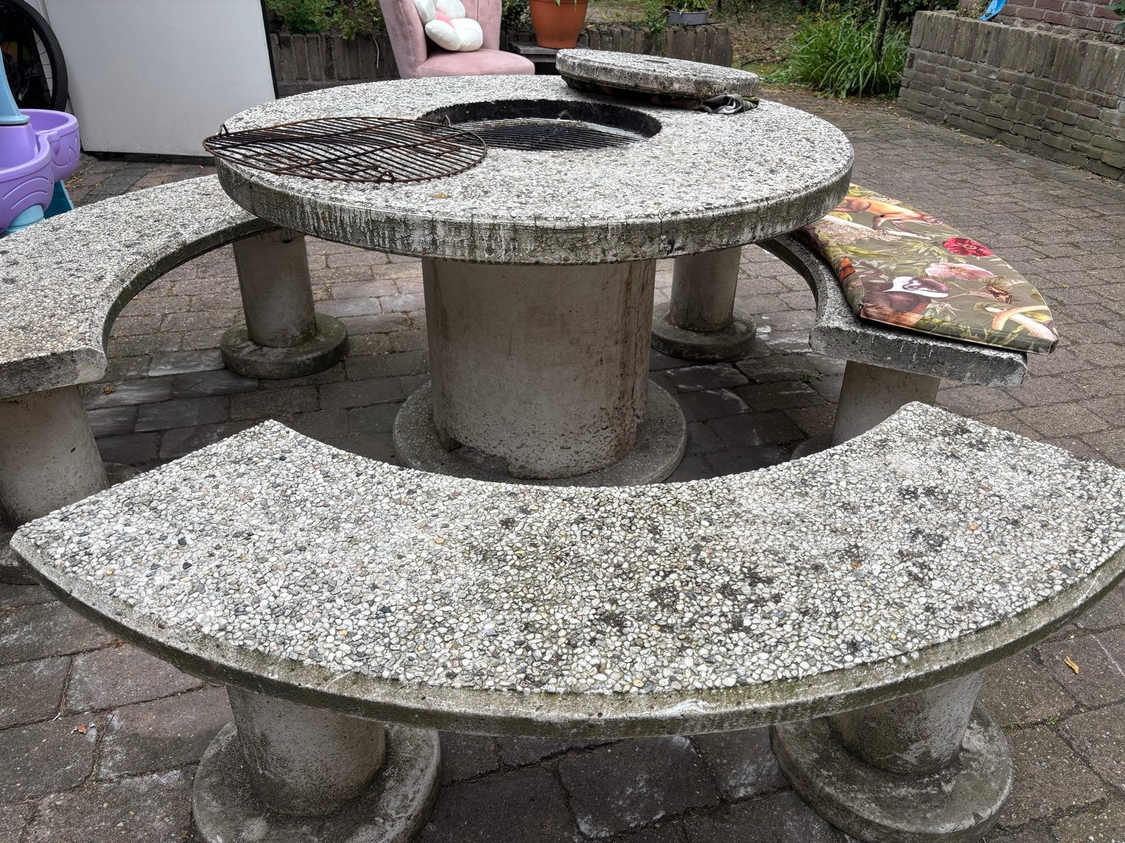Vintage betonnen BBQ tafel met parasolgat en zitplaatsen, Tuin en Terras, Tuinsets en Loungesets, Overige materialen, Gebruikt
