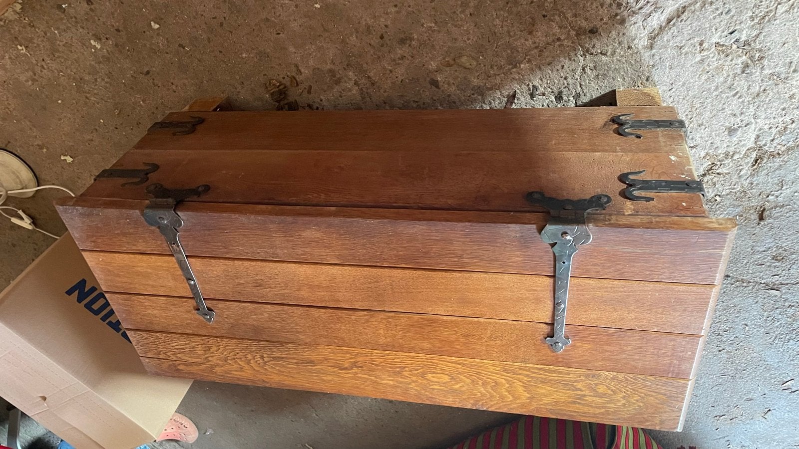 Antieke houten kist met sierlijke details, Ophalen