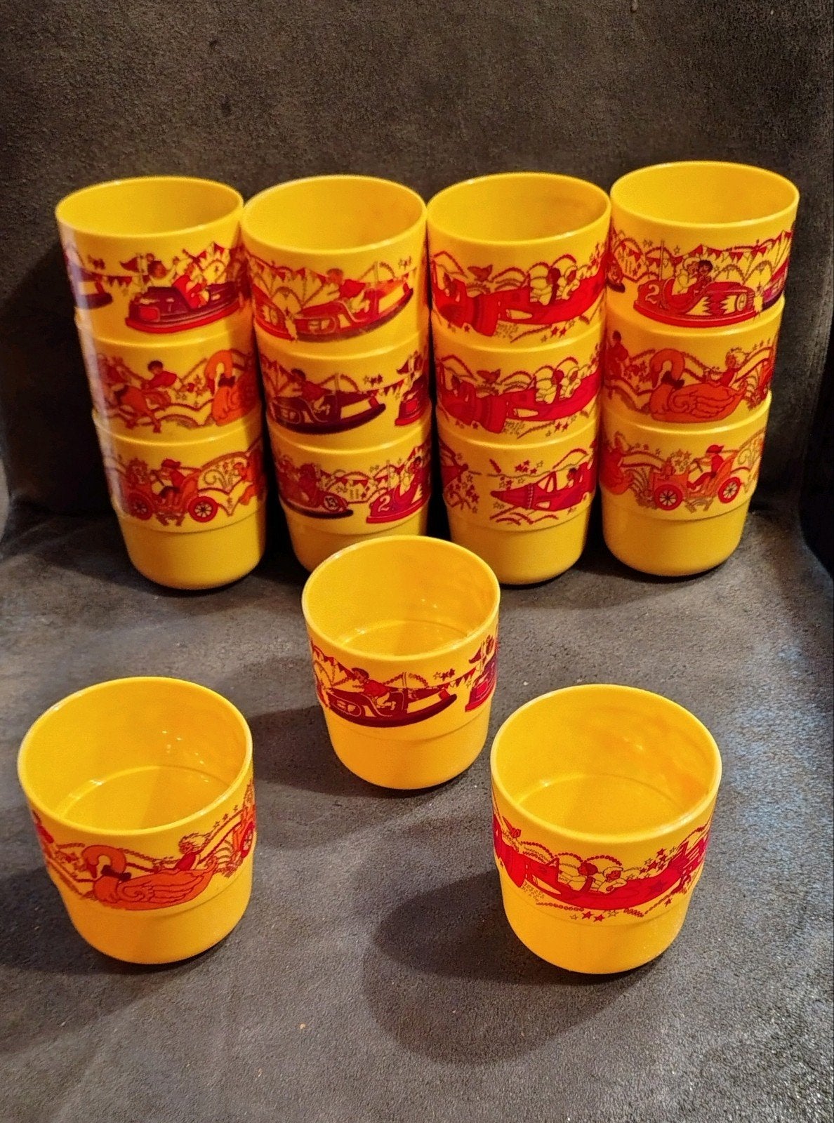 Vintage Gele Plastic Bekers met Kermisafbeeldingen, Ophalen of Verzenden, Huis en Inrichting