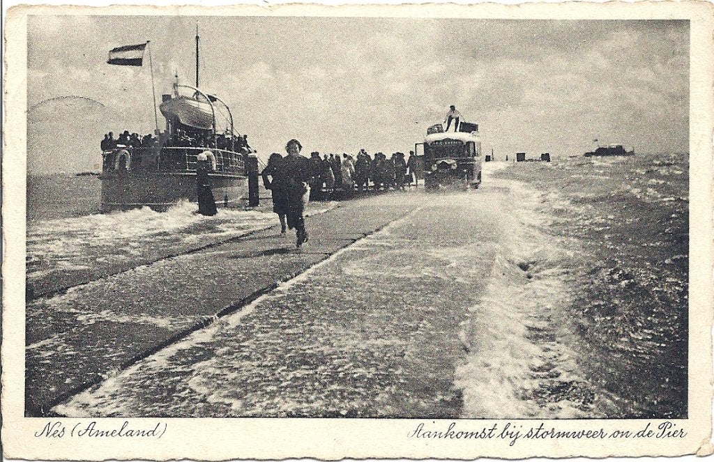 Nes (Ameland)Aankomst bij stormweer op de pier 1939 +mensen, Verzenden, 1920 tot 1940, Gelopen, Waddeneilanden
