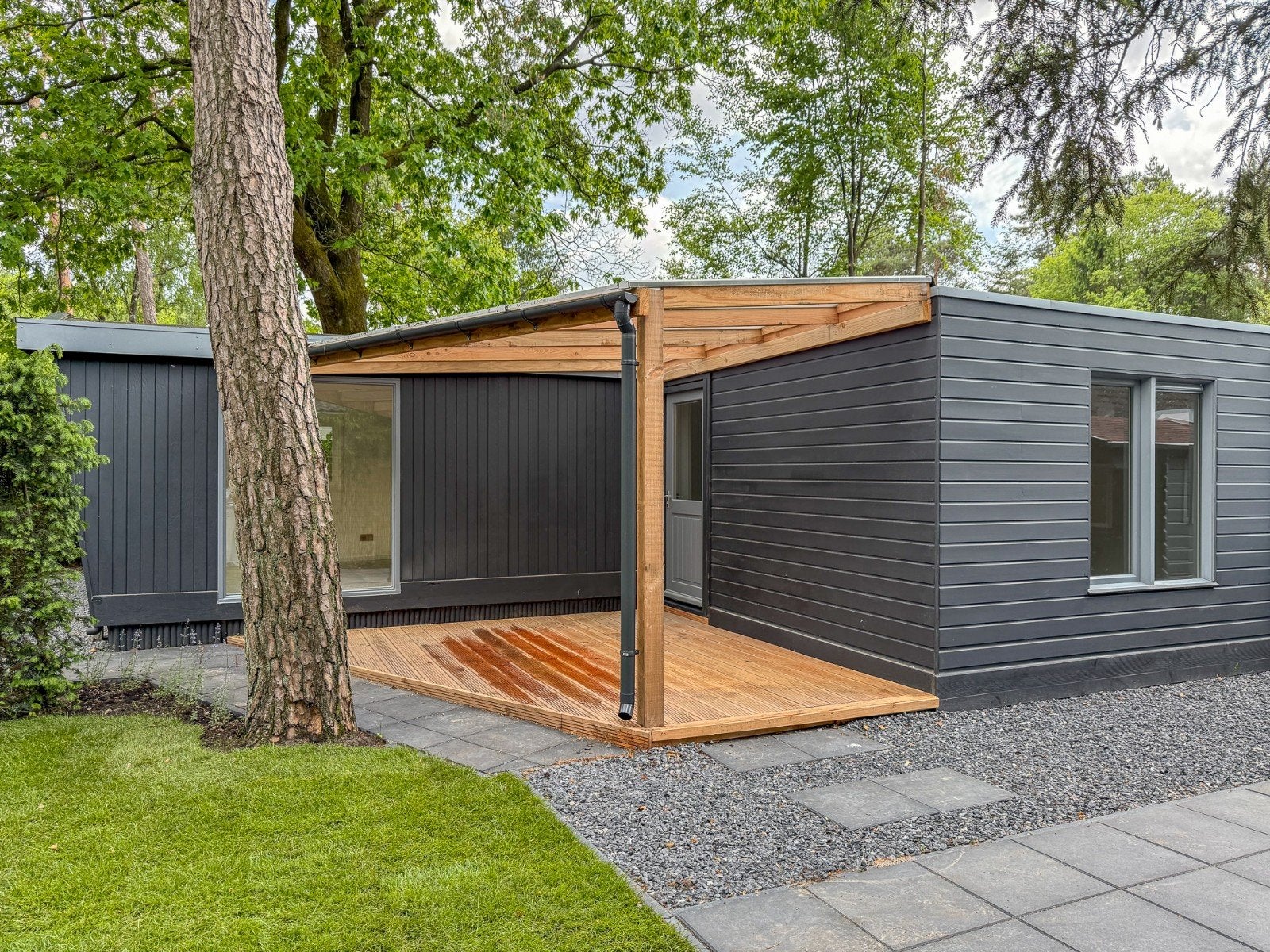 CHALET OP RUIME KAVEL VELUWE DENNENRHODE GERENOVEERD TE KOOP, 55 m², Chalet, Gelderland, 2 slaapkamers