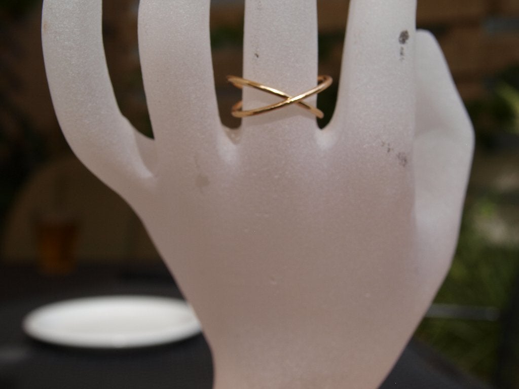 Goudkleurige ring met kruisdesign, Overige materialen, Nieuw, Ophalen of Verzenden, 17 tot 18