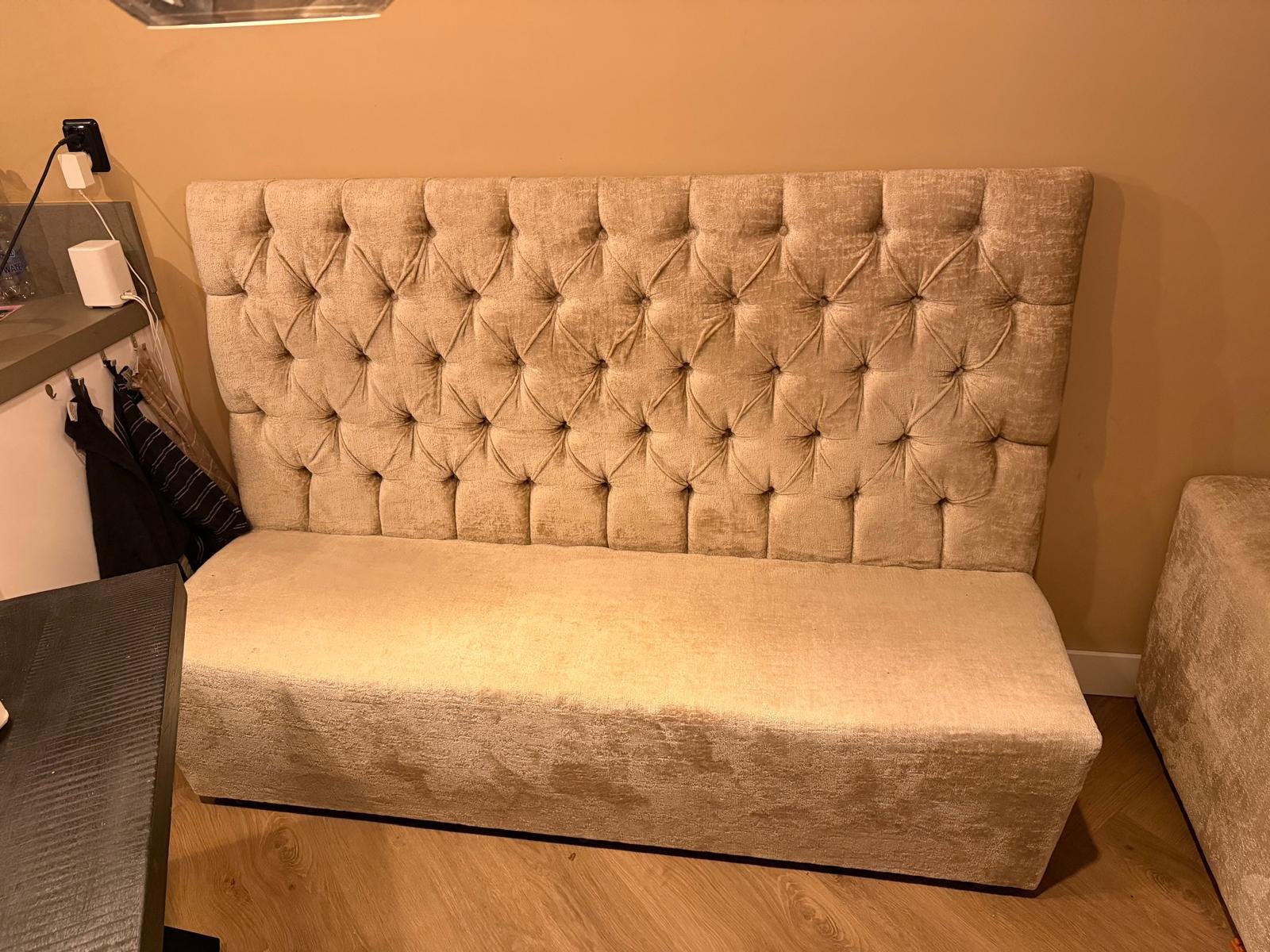 Stijlvolle bank met gecapitonneerde rugleuning, Huis en Inrichting, Ophalen, Minder dan 75 cm, 150 tot 200 cm, Driepersoons