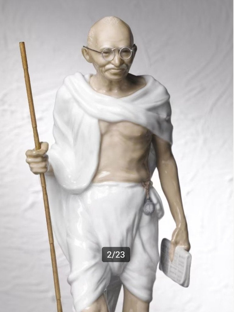 Mahatma Gandhi, Lladró beeld met mondgeblazen 'Fidrio' stolp, Antiek en Kunst, Verzenden, Handgemaakt, 20 - 50 cm, Beeld
