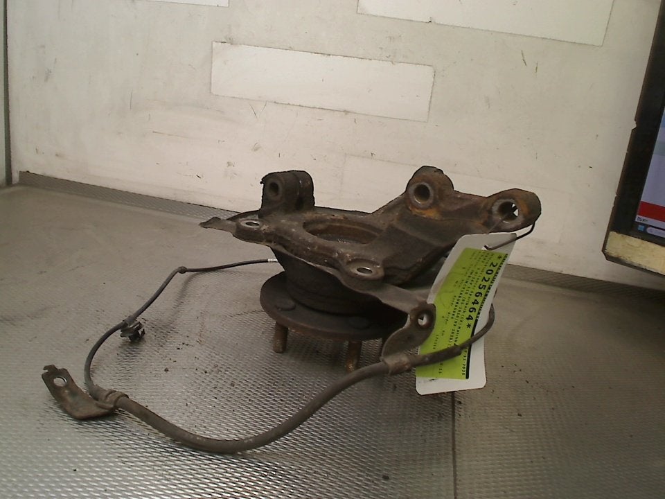 Fusee Links Voor Mitsubishi Lancer Sportback (CX) 2010, Gebruikt, Info@mitsubishi-motors.de, Mitsubishi, Emil-Frey-Straße 2, Friedberg 61169, , Duitsland