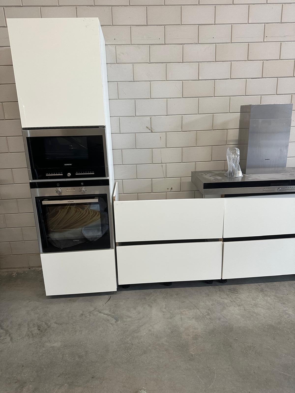 Moderne witte keuken met Siemens apparatuur, Ophalen, Gebruikt, Wit, Hoekkeuken