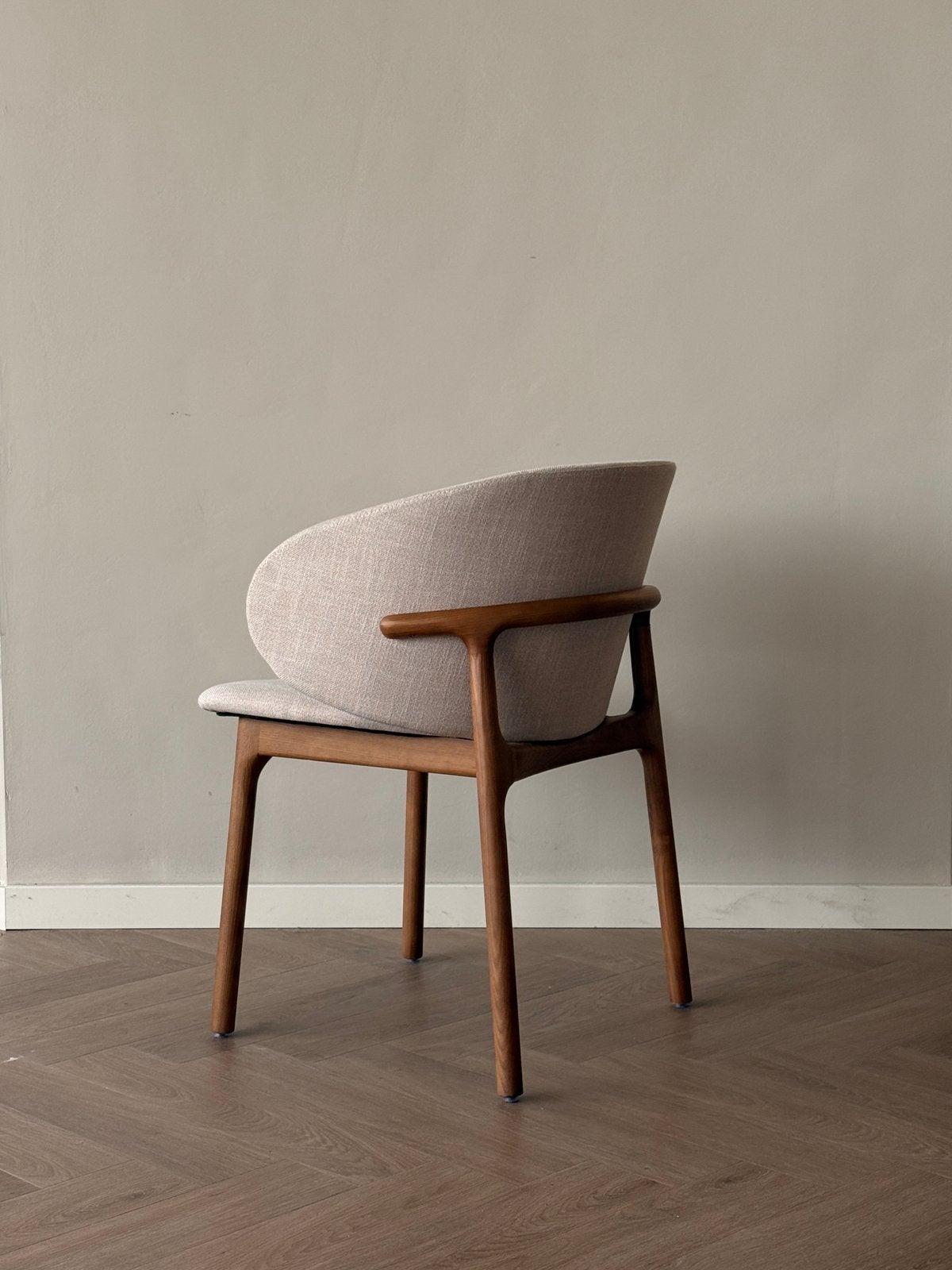 Design eetkamerstoel kuip - Japandi/scandi hout / beige stof, Huis en Inrichting, Stoelen, Ophalen, Overige kleuren, Zo goed als nieuw