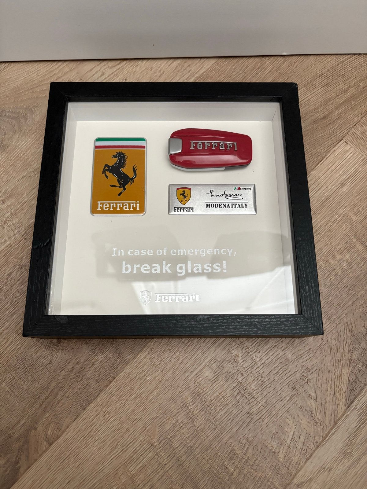 Ferrari Noodgeval Display: Sleutel & Emblemen, Ophalen of Verzenden, Nieuw, Reclamebord