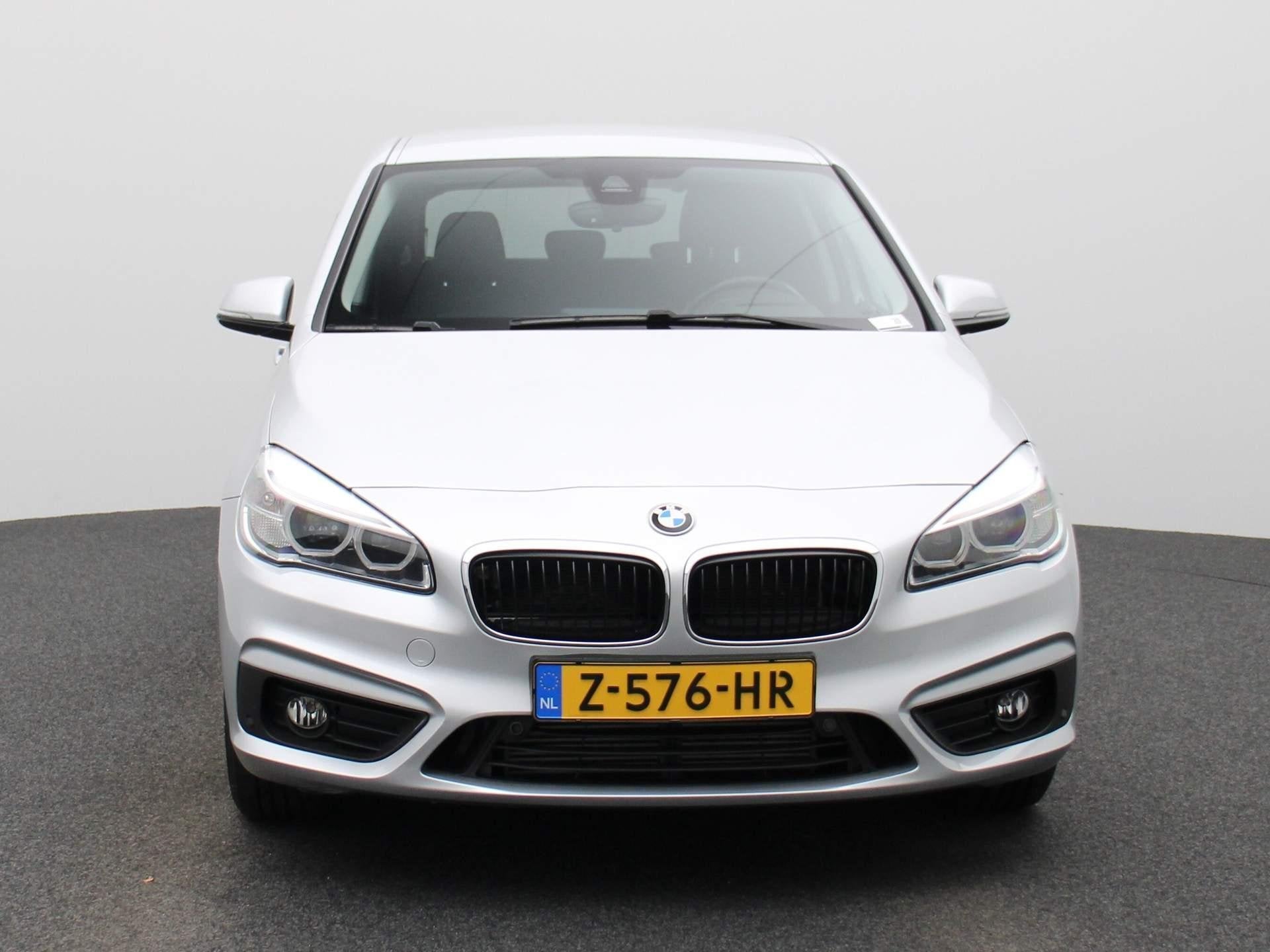 BMW 2-serie Active Tourer 225i xDrive | ELEKTRISCHE BESTUURD, Auto's, BMW, Automaat, Stof, Gebruikt, Euro 6