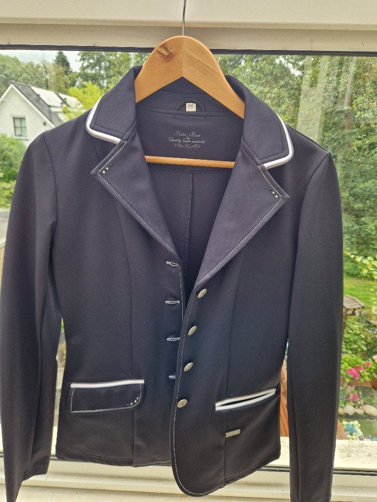 Wedstrijdjasje QHP paardrijden, Dieren en Toebehoren, Paardrijkleding, Dressuur, Ophalen of Verzenden, Zo goed als nieuw, Zwart