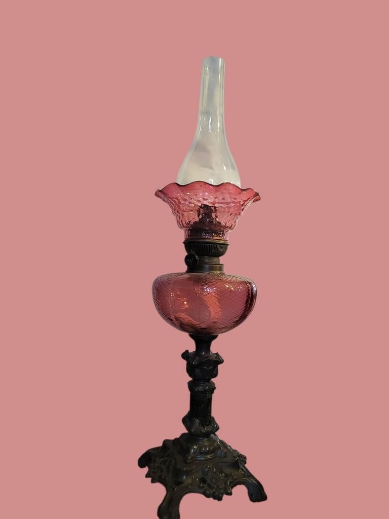 Charmante vintage olielamp met roze glas en tinnen voet, Ophalen
