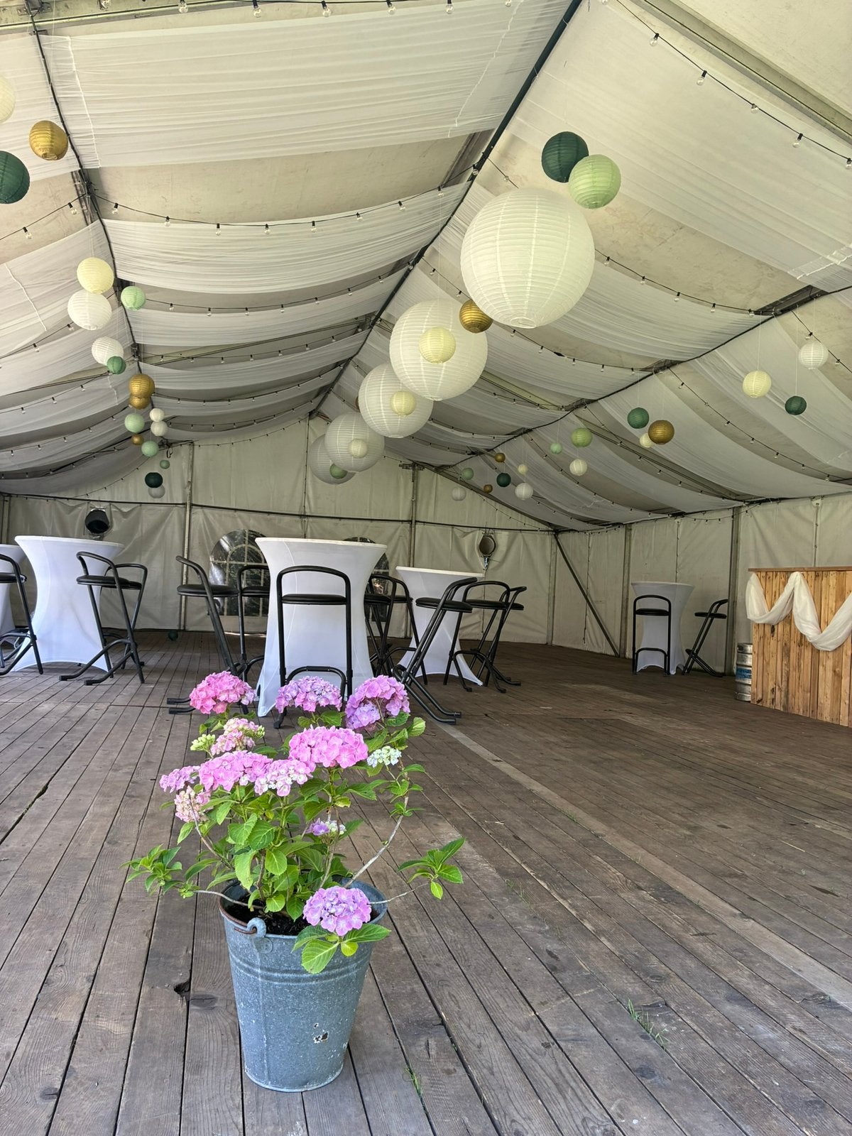 13 stuks witte hangtafel rokken, Ophalen, Zo goed als nieuw
