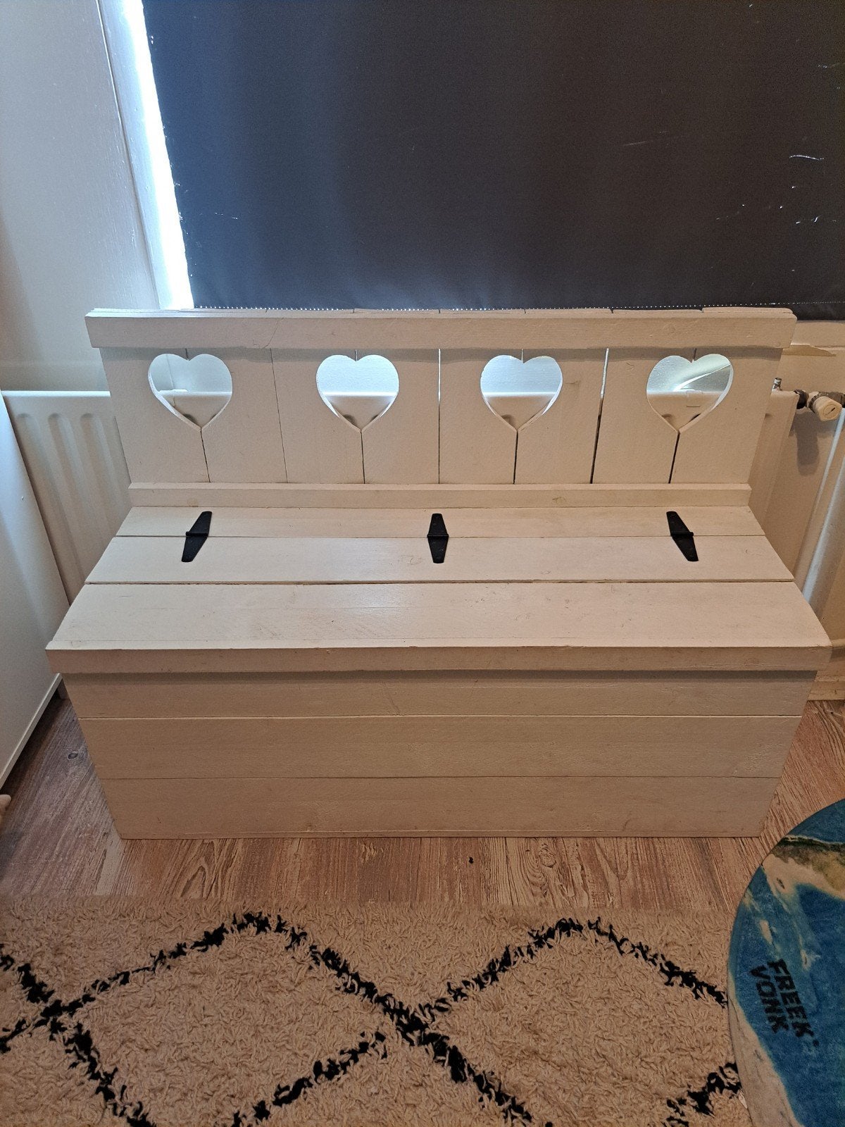 Houten opbergbank met hartjes rugleuning, Huis en Inrichting, Woonaccessoires | Kisten, Ophalen, Gebruikt, 100 tot 150 cm, Minder dan 50 cm