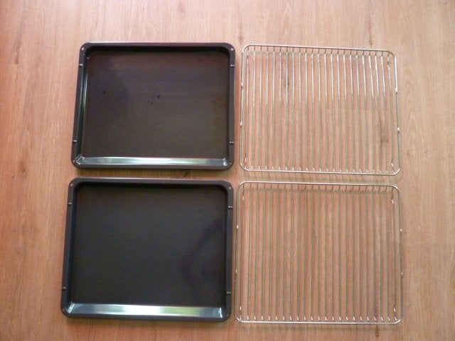 2 Bakplaten en 2 roosters voor oven of combi oven/magnetron., Ophalen of Verzenden, Zo goed als nieuw, Metaal