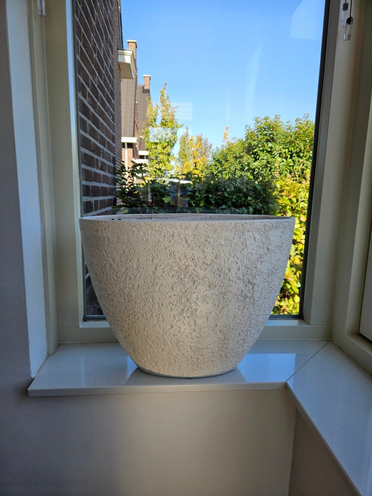 Twee grote witte/beige bloempotten met structuur, Ophalen, Overige materialen, Zo goed als nieuw, Binnen