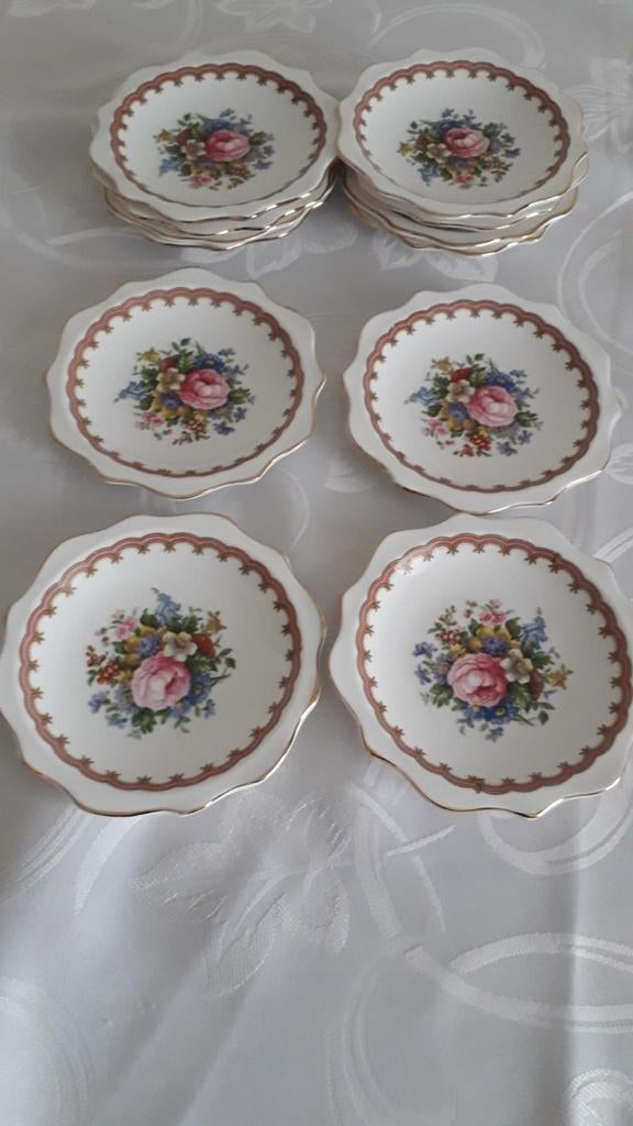 Royal Albert  lady Carlyle, Ophalen of Verzenden, Zo goed als nieuw, Glas of Kopje
