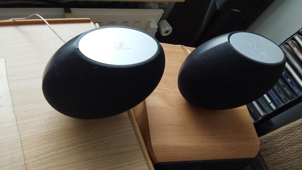 2  Ovale (Ronde) JBL Satelliet luidsprekers ,10 tot 100Watt, Ophalen of Verzenden, Ovaal, Minder dan 50 cm