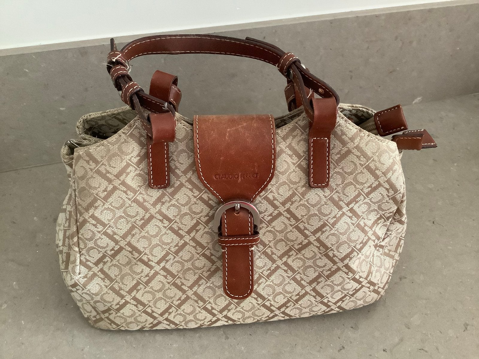 Claudio Ferrici Handtas - Beige/Bruin met logo print, Sieraden, Tassen en Uiterlijk, Tassen | Damestassen, Ophalen, Gebruikt, Beige