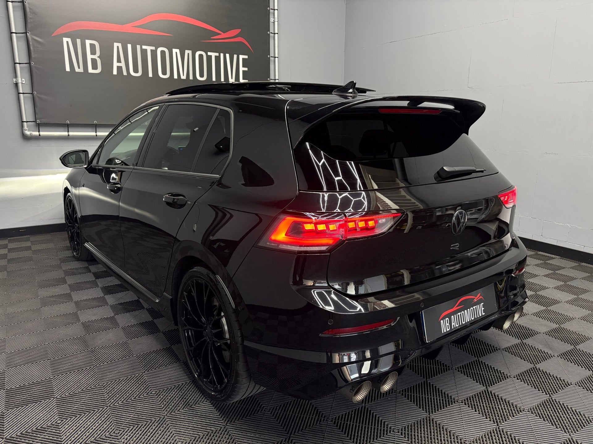 Foto 3 van Volkswagen Golf 2.0 TSI 4M R Black Edition